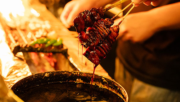 “淡路島の朝挽き鶏”を厳選。継ぎ足し続けるタレが自慢の焼き鳥